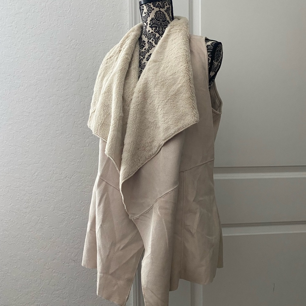 Cream Vest with Minimalist Design and Soft Fabric